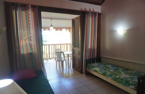 Sainte-Anne Apartamento | Apartment Camélia (500 m from the BEACH, with SWIMMING POOL)