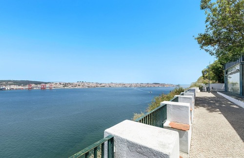 Cacilhas Apartamento | Apartamento 'Cantinho Do Tejo' con terraza privada y Wi-Fi