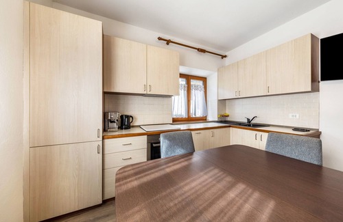 Auronzo di Cadore Apartamento | Apartamento 'Casa Da Rin Elena' con vistas a la montaña, jardín privado y Wi-Fi