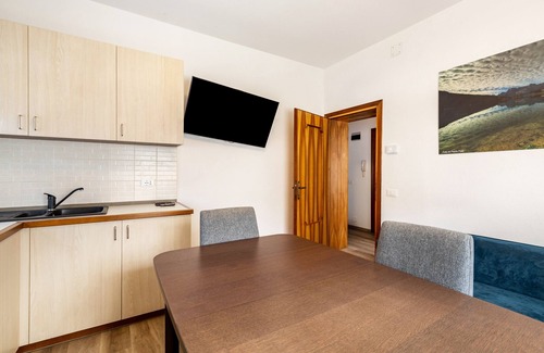 Auronzo di Cadore Apartamento | Apartamento 'Casa Da Rin Elena' con vistas a la montaña, jardín privado y Wi-Fi