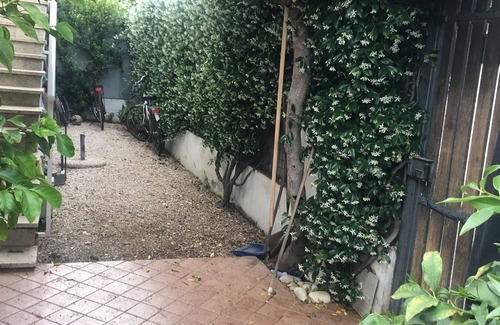 Fregenae Apartamento | Apartamento 'Casa Di Clara Fregene' con terraza privada, jardín privado y aire acondicionado.