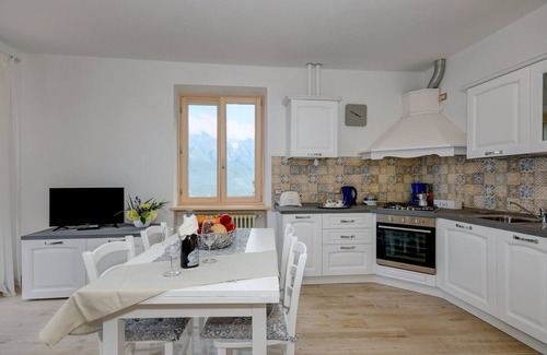 Tremosine Apartamento | Apartamento 'Casa Doss' con vistas al lago, terraza privada y Wi-Fi
