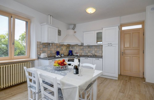Tremosine Apartamento | Apartamento 'Casa Doss' con vistas al lago, terraza privada y Wi-Fi