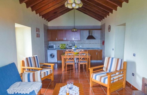 Mocanal Apartamento | Apartment 'Casa Rural Los Perales - El Castaño' with Sea View, Shared Terrace and Wi-Fi