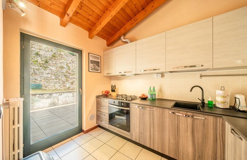 Luino Apartamento | Apartamento 'Central Penthouse Luino' con vistas al lago, terraza privada y Wi-Fi