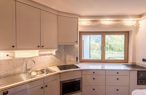 Ortisei Apartamento | Apartamento 'Cesa Sassela Tirol' con vistas a la montaña, sauna, piscina, jardín, balcón y Wi-Fi