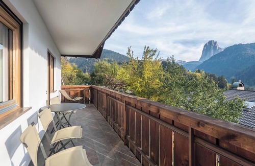 Ortisei Apartamento | Apartamento 'Cesa Sassela Tirol' con vistas a la montaña, sauna, piscina, jardín, balcón y Wi-Fi