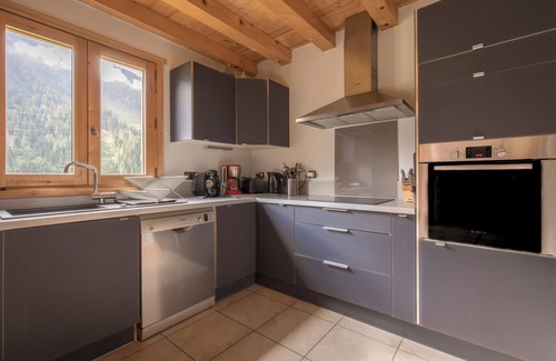 Hauteluce Apartamento | Apartamento 'Chalet Evasion - 13 Personnes' con vistas a la montaña, jardín compartido y Wi-Fi