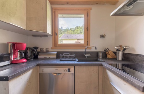 Hauteluce Apartamento | Apartamento 'Chalet Evasion - 13 Personnes' con vistas a la montaña, jardín compartido y Wi-Fi