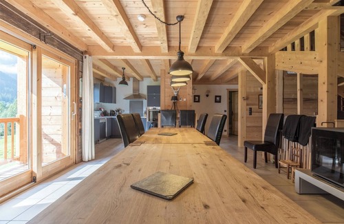 Hauteluce Apartamento | Apartamento 'Chalet Evasion - 13 Personnes' con vistas a la montaña, jardín compartido y Wi-Fi