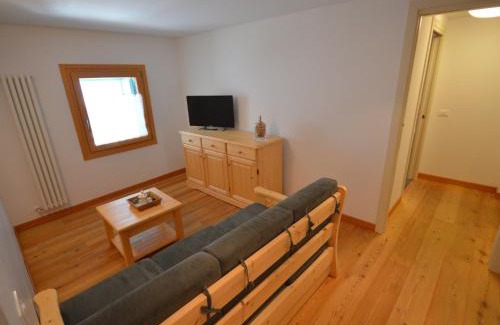 Raveo Apartamento | Apartment Cjase Fravins-4 by Interhome