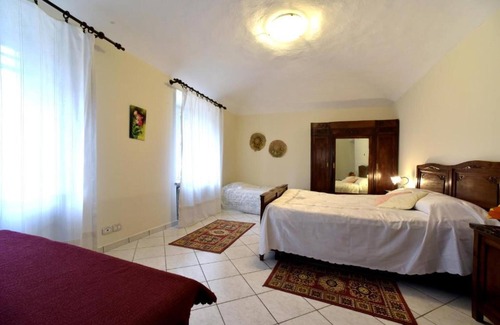 Castell'Alfero Apartamento | Apartment 'Country House Bea' with Shared Pool, Shared Garden and Wi-Fi