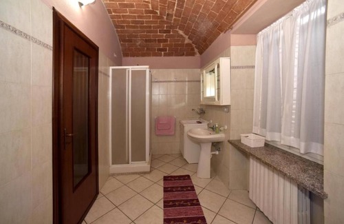 Castell'Alfero Apartamento | Apartment 'Country House Bea' with Shared Pool, Shared Garden and Wi-Fi