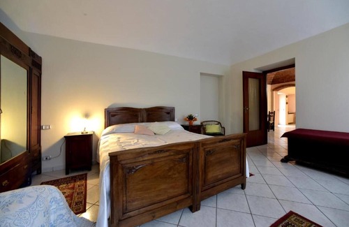 Castell'Alfero Apartamento | Apartment 'Country House Bea' with Shared Pool, Shared Garden and Wi-Fi