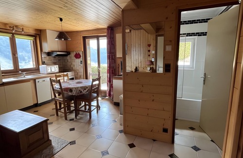 Morzine Apartamento | Apartment 'D'arnica' with Mountain View, Balcony and Wi-Fi