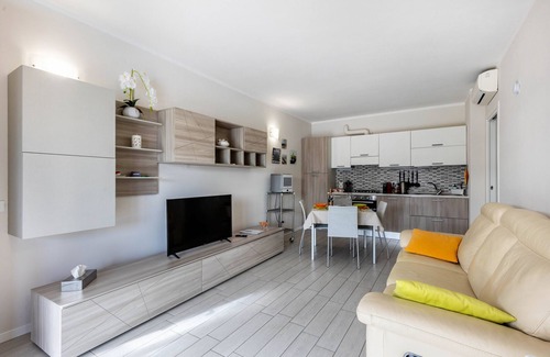Rivoltella Apartamento | Apartamento 'Delizioso Residence Vista Lago' con vistas al lago, Wi-Fi y aire acondicionado