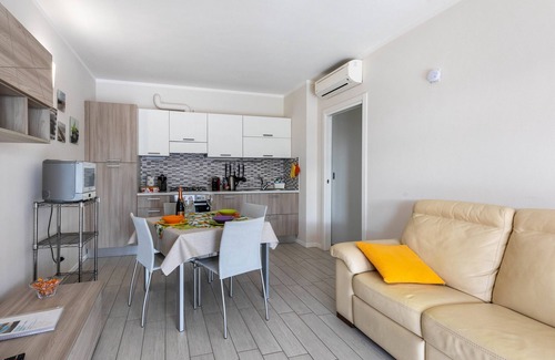 Rivoltella Apartamento | Apartamento 'Delizioso Residence Vista Lago' con vistas al lago, Wi-Fi y aire acondicionado