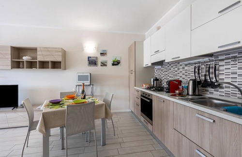 Rivoltella Apartamento | Apartamento 'Delizioso Residence Vista Lago' con vistas al lago, Wi-Fi y aire acondicionado