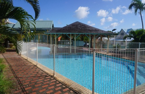 Sainte-Anne Apartamento | Apartment Dahlia (500 m from the Pointe Marin BEACH, with SWIMMING POOL)