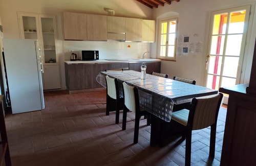 Donoratico Apartamento | Apartamento 'Daria' con jardín compartido y Wi-Fi