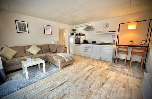 Rederscheid Apartamento | Apartamento 'Homely Horhausen' con terraza privada y Wi-Fi