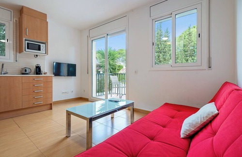 Segur de Calafell Apartamento | Apartamento 'Dorada 2-3' con piscina compartida, terraza privada y Wi-Fi