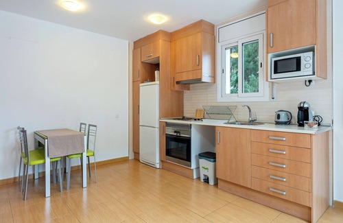 Segur de Calafell Apartamento | Apartamento 'Dorada 2-3' con piscina compartida, terraza privada y Wi-Fi