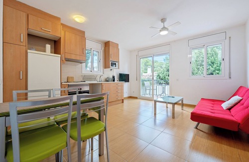 Segur de Calafell Apartamento | Apartamento 'Dorada 2-3' con piscina compartida, terraza privada y Wi-Fi
