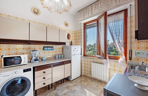 Varazze Apartamento | Apartamento 'Due Passi Dal Mare Tra Gli Ulivi' con vistas al mar, Wi-Fi y aire acondicionado
