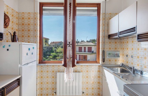 Varazze Apartamento | Apartamento 'Due Passi Dal Mare Tra Gli Ulivi' con vistas al mar, Wi-Fi y aire acondicionado