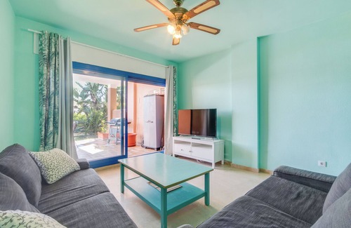Castillo de Sabinillas Apartamento | Apartamento 'Duquesa Suites Golf y Jardines' con piscina compartida, Wi-Fi y aire acondicionado.