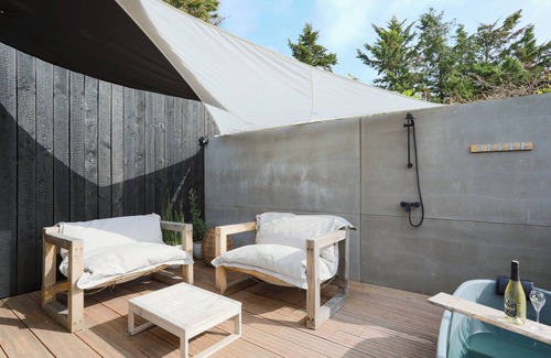 Pleneuf-Val-Andre Apartamento | Apartamento 'Ecolodge À 300m De La Plage' con jardín privado y balcón