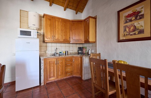 Mocanal Apartamento | Apartment 'El Ciruelo' with Sea Views, Shared Terrace and Wi-Fi