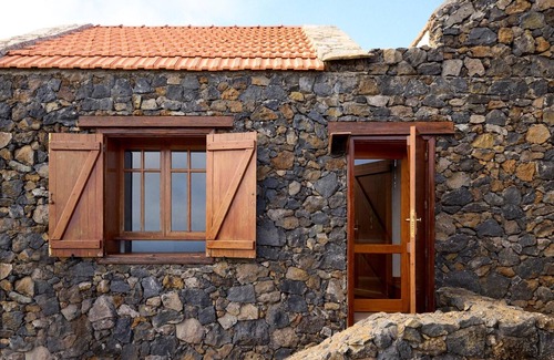 Mocanal Apartamento | Apartment 'El Ciruelo' with Sea Views, Shared Terrace and Wi-Fi