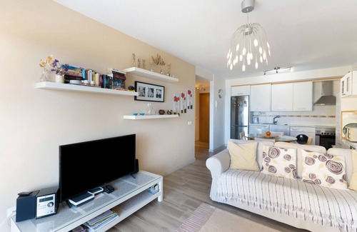 Tazacorte Apartamento | Apartamento 'Elegante' con vistas al mar, balcón y Wi-Fi