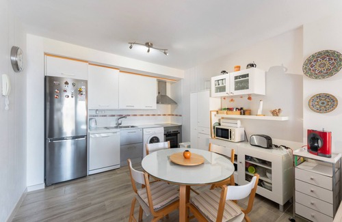 Tazacorte Apartamento | Apartamento 'Elegante' con vistas al mar, balcón y Wi-Fi
