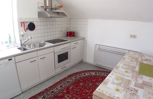 Ichenhausen Apartamento | Apartamento 'Ferienwohnung Irmgard' con balcón y Wi-Fi