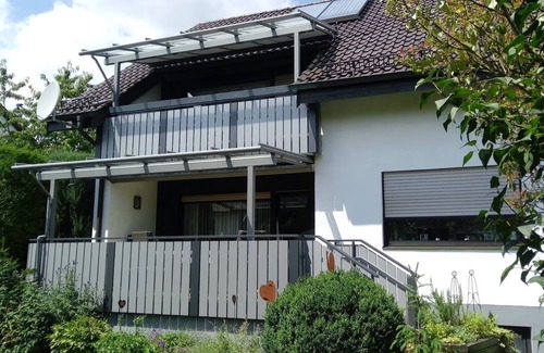 Ichenhausen Apartamento | Apartamento 'Ferienwohnung Irmgard' con balcón y Wi-Fi