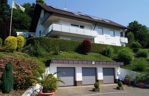 Zell am Harmersbach Apartamento | Apartamento 'Fewo - Erdgeschoss' con vistas a la montaña, terraza privada y Wi-Fi