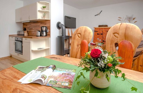 Neuendorf Apartamento | Apartamento 'Ferienwohnung Storchennest' con terraza privada y Wi-Fi