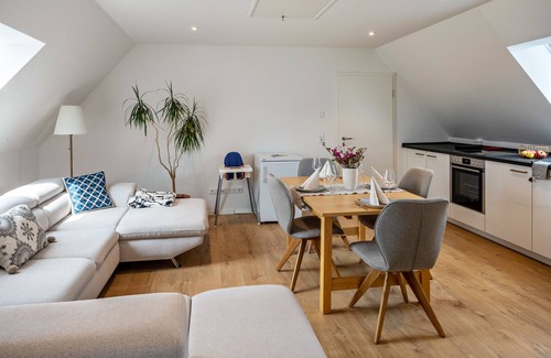 Kirchzarten Apartamento | Apartamento 'Ferienwohnung Kühn' con vistas a la montaña y Wi-Fi