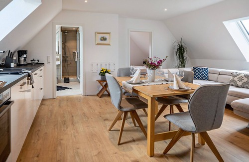 Kirchzarten Apartamento | Apartamento 'Ferienwohnung Kühn' con vistas a la montaña y Wi-Fi
