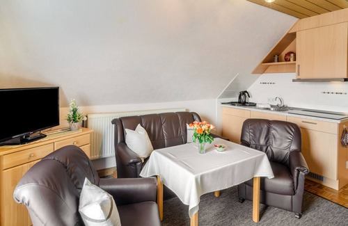 Marienhafe Apartamento | Apartamento 'Ferienwohnung Karin' con jardín privado y balcón