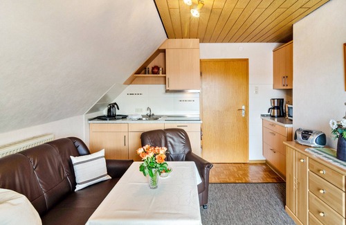 Marienhafe Apartamento | Apartamento 'Ferienwohnung Karin' con jardín privado y balcón