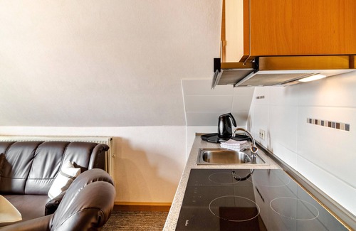 Marienhafe Apartamento | Apartamento 'Ferienwohnung Karin' con jardín privado y balcón
