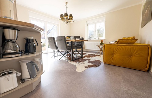 Loffenau Apartamento | Apartamento 'Ferienwohnung Fuchs' con vistas a la montaña, terraza privada y Wi-Fi
