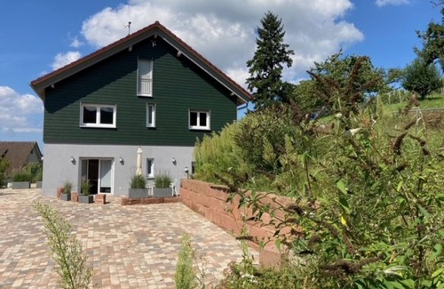 Loffenau Apartamento | Apartamento 'Ferienwohnung Fuchs' con vistas a la montaña, terraza privada y Wi-Fi