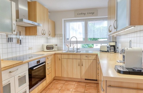 Markdorf Apartamento | Apartamento 'Ferienwohnung Iris Und Uwe' con vistas a la montaña, terraza privada y Wi-Fi