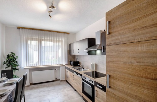 Hirzenach Apartamento | Apartamento 'Ferienwohnung Moni' con balcón y Wi-Fi
