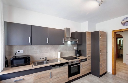 Hirzenach Apartamento | Apartamento 'Ferienwohnung Moni' con balcón y Wi-Fi